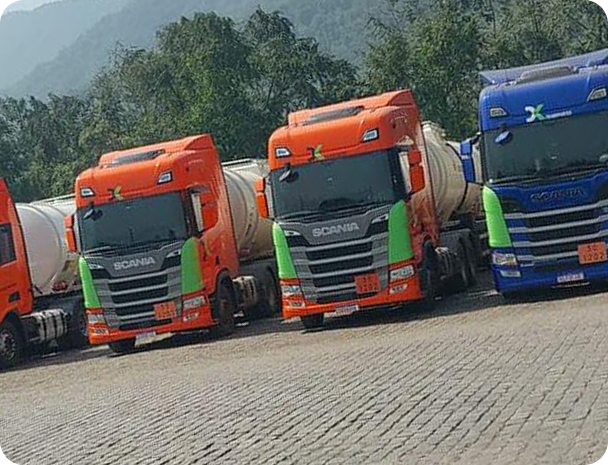 Frota de caminhões lado a lado